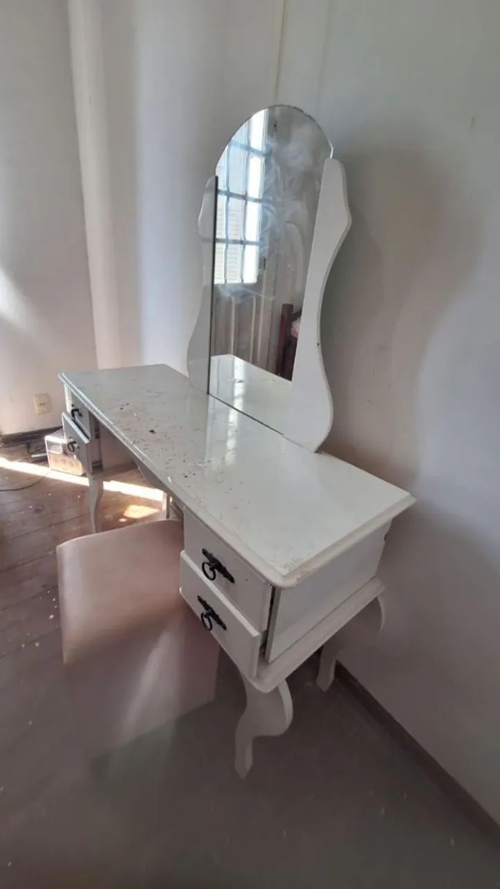 Oportunidade: Conjunto Penteadeira com Espelho e Puff - Ótimo Preço<br>300 reais
