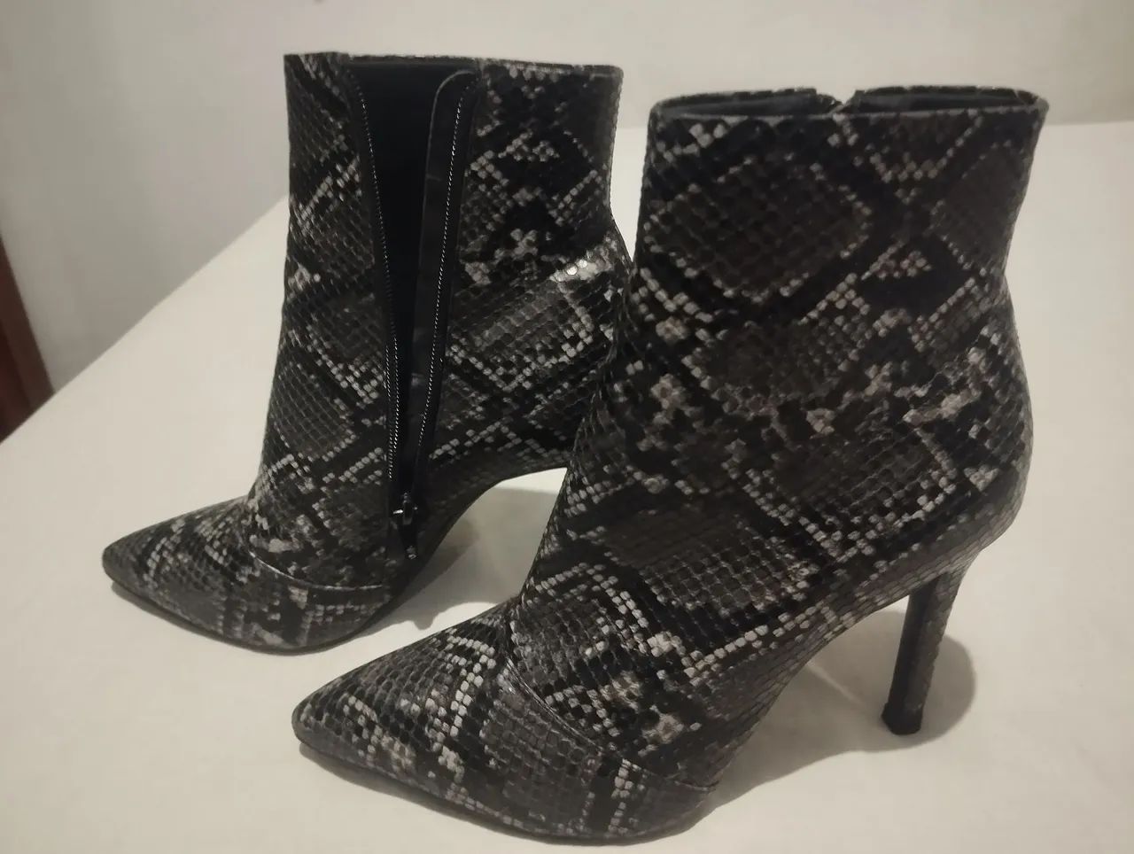 Bota cano curto animal print cobra - Foto 4