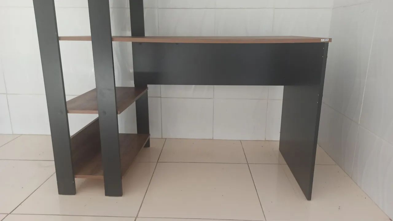 Escrivaninha com Prateleira -  Amadeirada e Preta - Foto 3