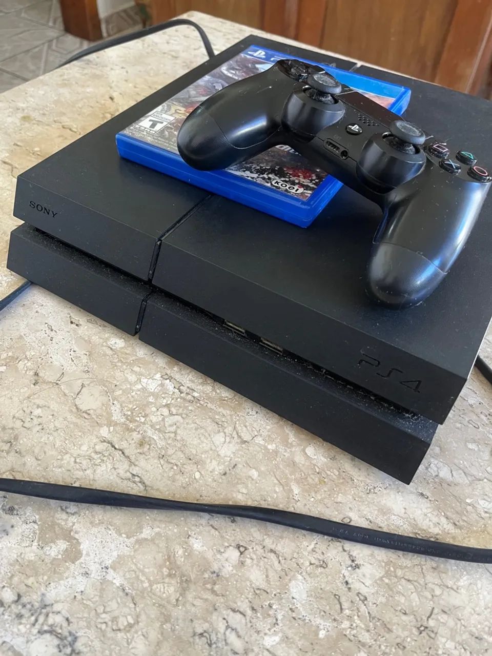 Playstation 4 com controle e jogo