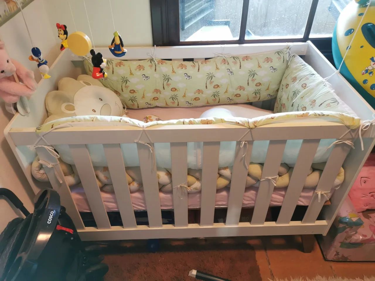 Berço de madeira branco para bebê 