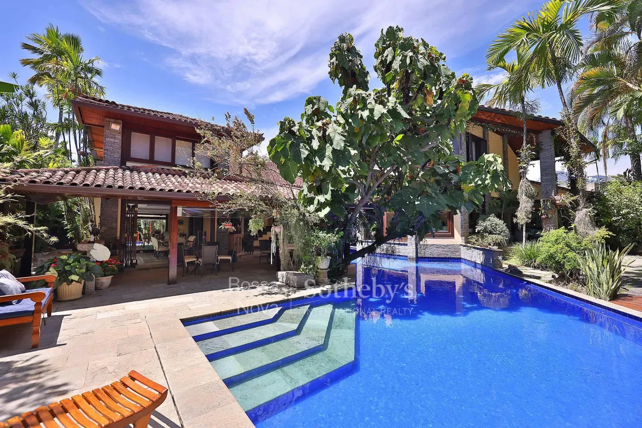 Casa com piscina e jardim assinado por Burle Marx no condomínio Santa Helena