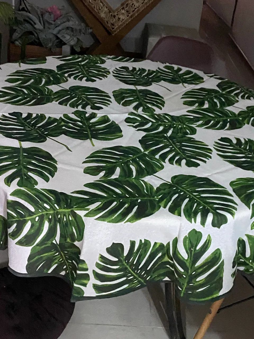 Toalha de mesa redonda e um caminho de mesa