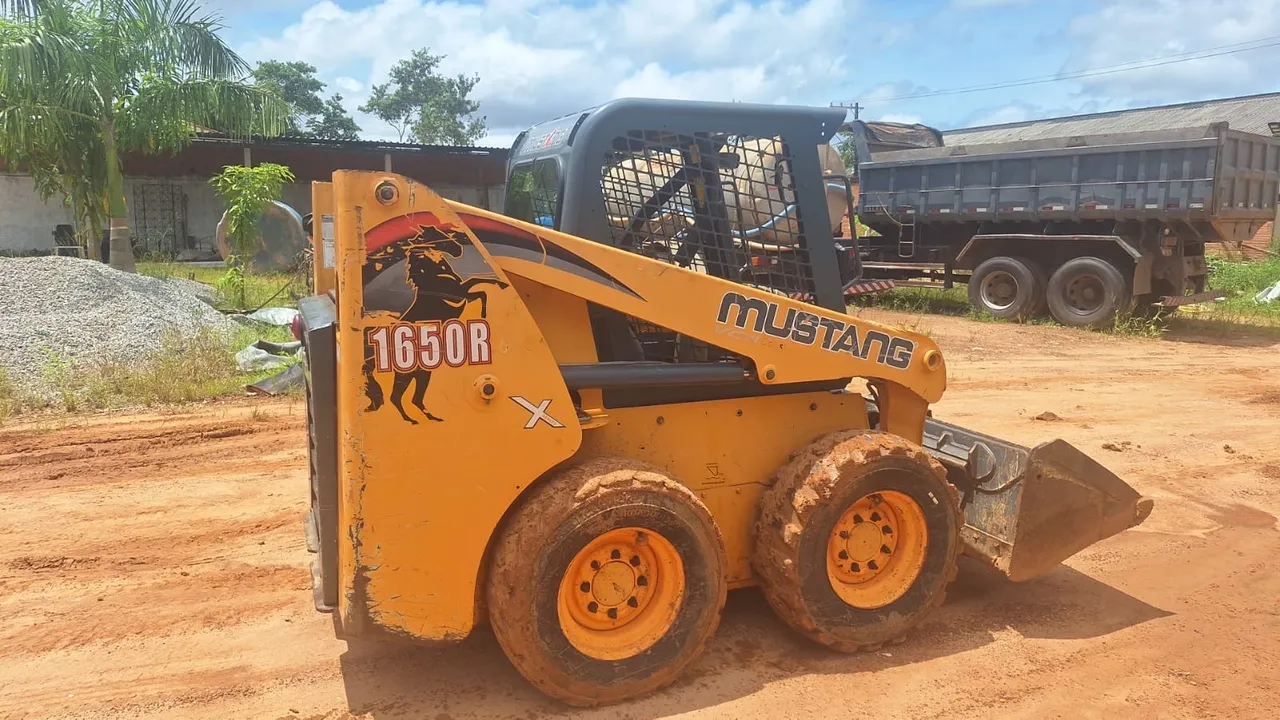 Mini carregadeira Mustang 1650R