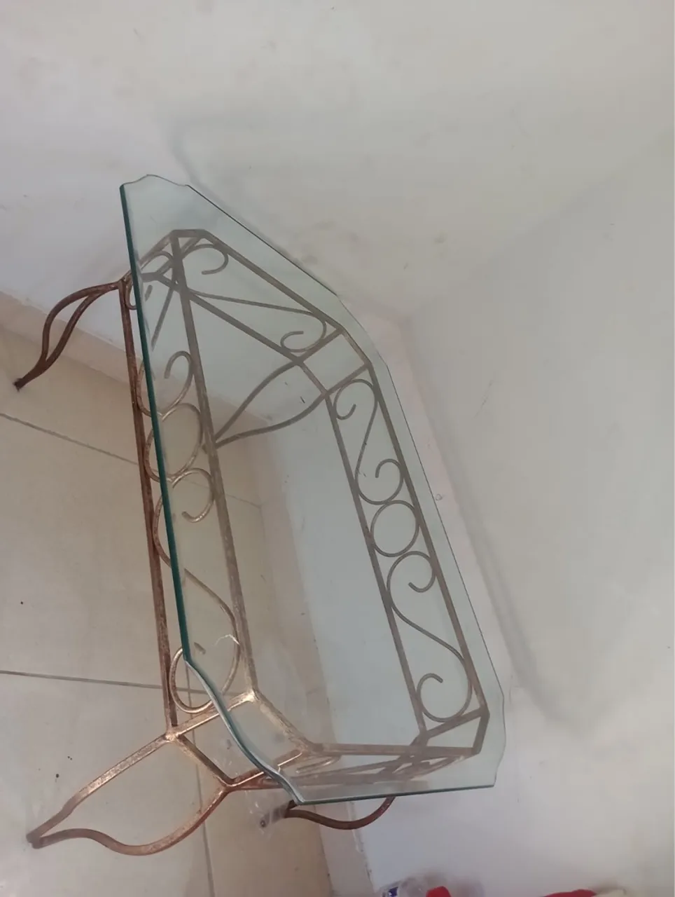 Mesa de canto com estrutura em metal e tampo de vidro