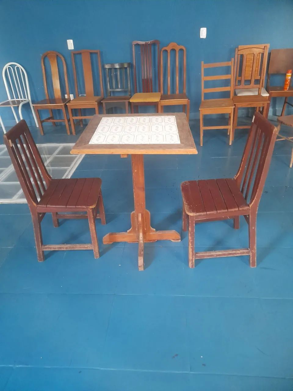 Mesa com duas cadeiras em madeira