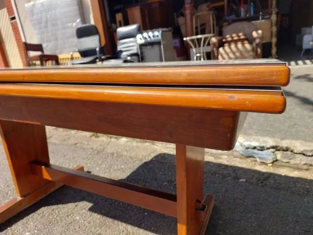 Mesa Antiga Década de 70, em madeira maciça Perobinha do campo e tampo em formica - Foto 2