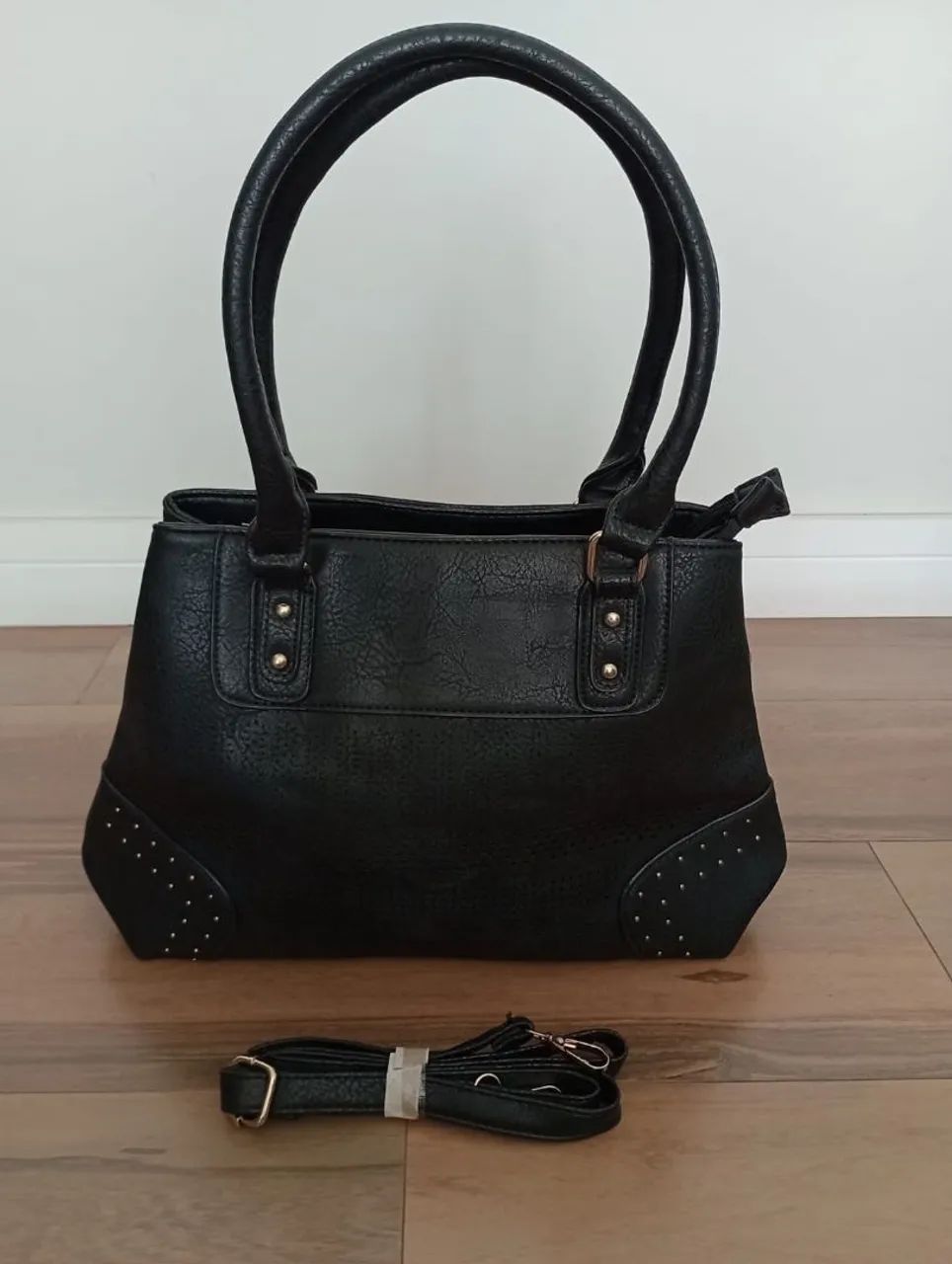 Bolsa preta com alça transversal