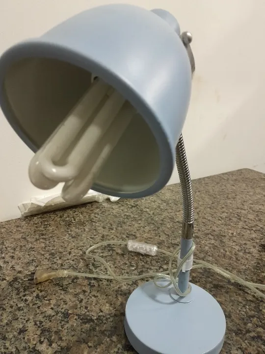 Luminária de Mesa em Metal Lampada Seminova