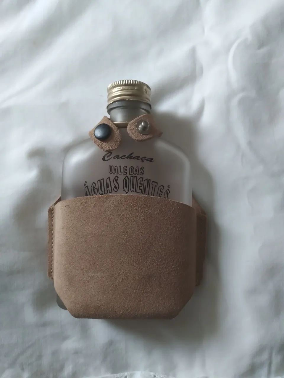 Garrafa com suporte em couro. 