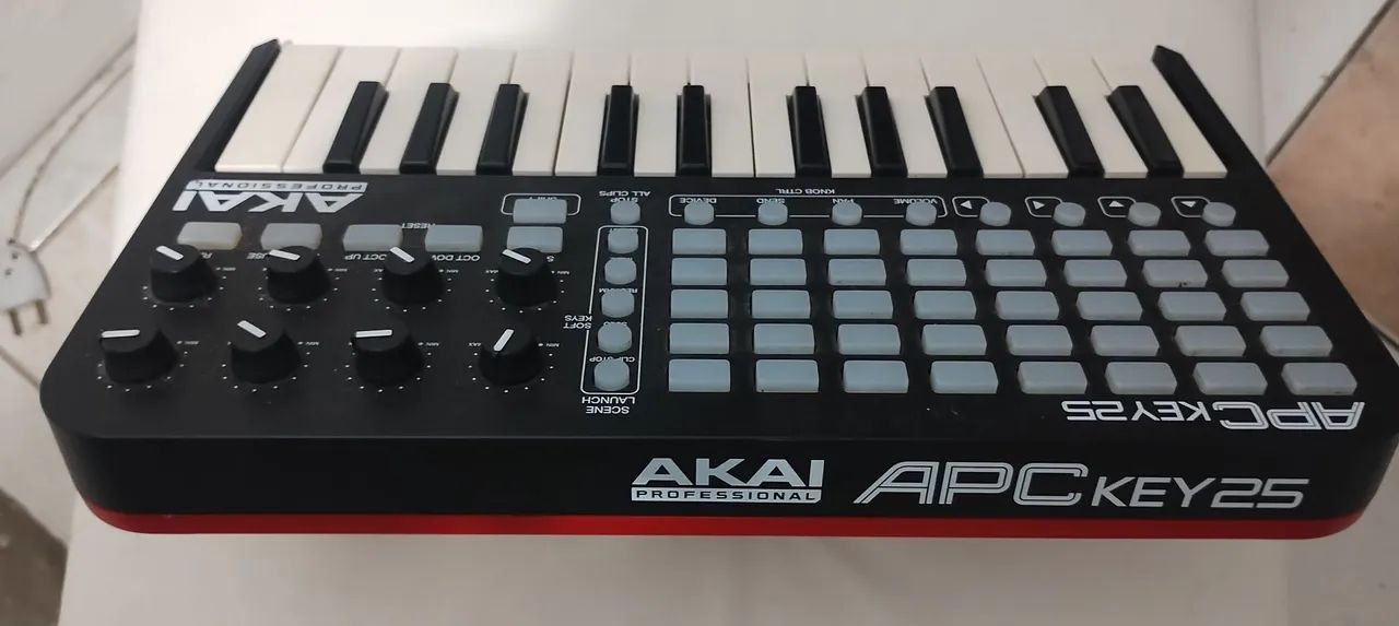 Controlador MIDI Akai com 04 teclas sem funcionar. Aceito cartões e avista com desconto. - Foto 2