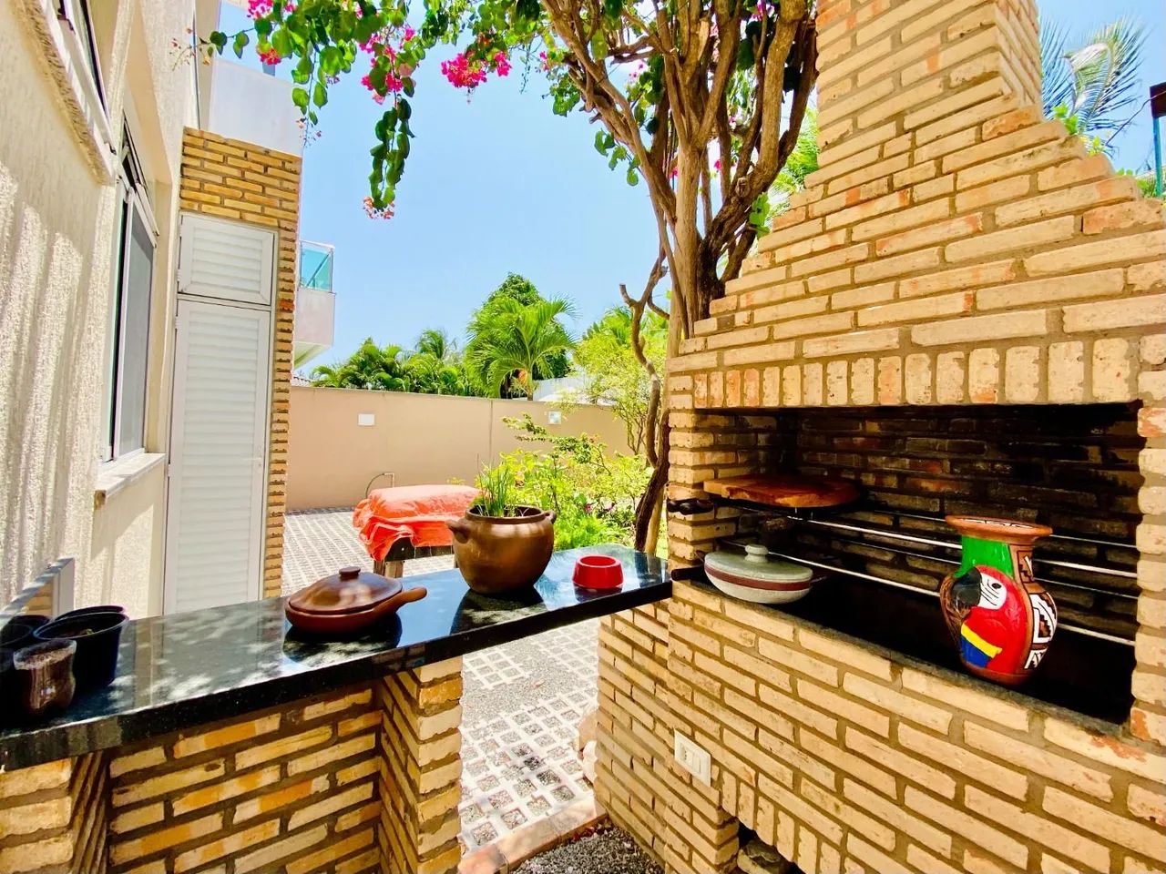 Belíssima residência de esquina, disponível para vocês - Foto 5