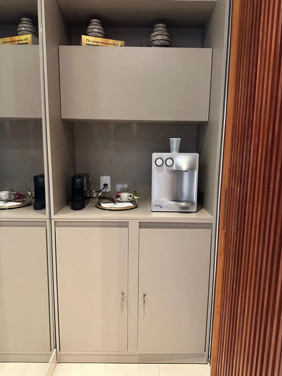 Armário de cozinha moderno com design clean - Foto 3