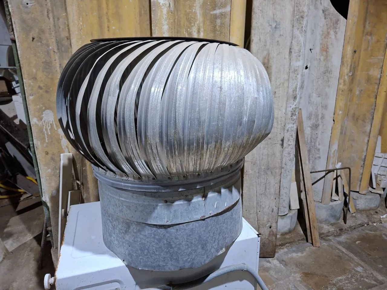  02 turbina é ó Eólica para o telhado.