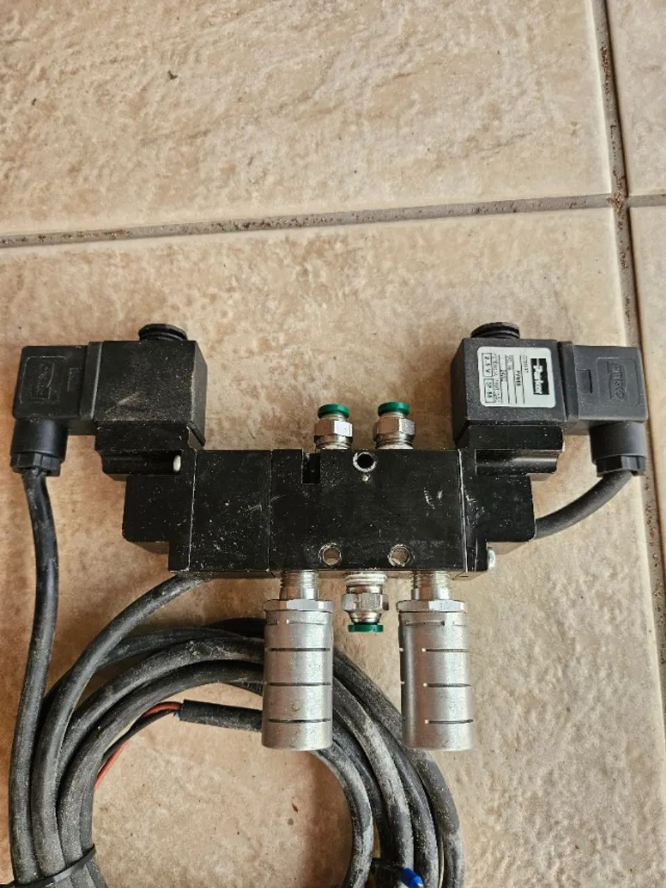 Válvula solenoide pneumática 5/2 vias - duplo solenóide 24V - 1/4. 