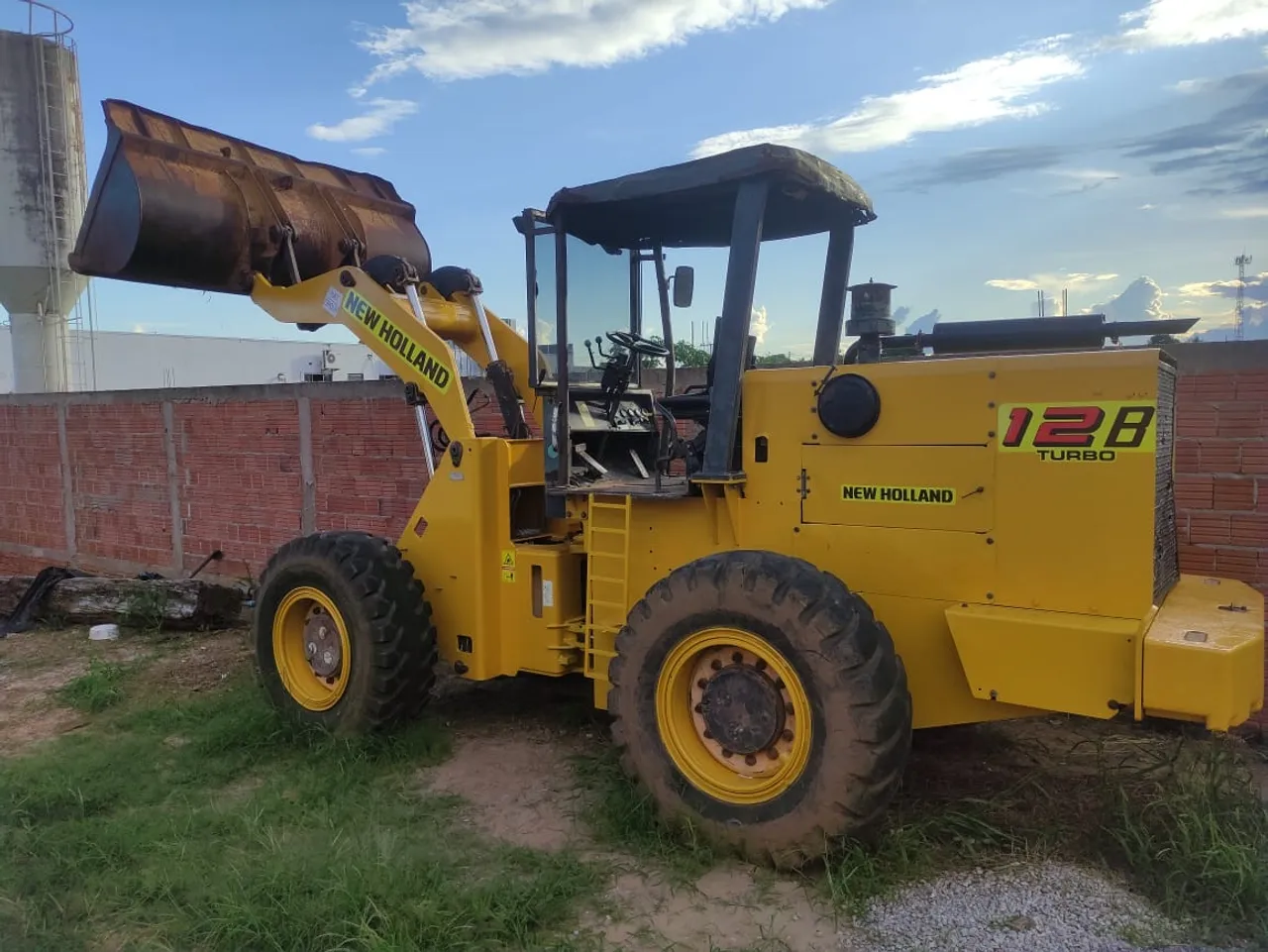 Pá Carregadeira New Holland 12B Turbo ÚNICO DONO