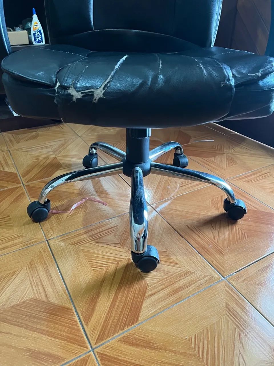 Cadeira de escritório de corino usada - Foto 6