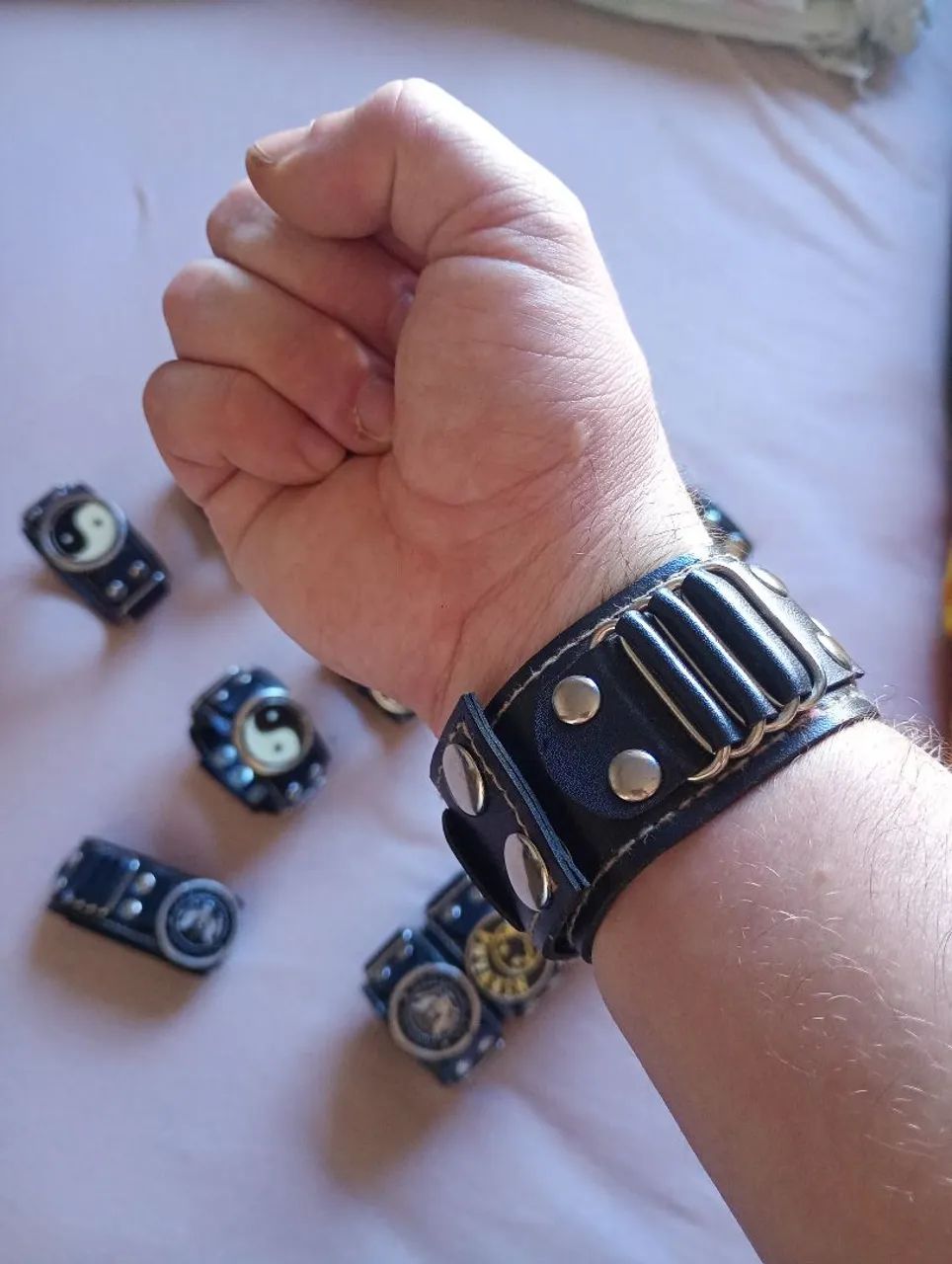 Pulseiras de Couro Rock /Punk Personalizadas com Pingentes e Tamanhos Ajustáveis - Foto 4