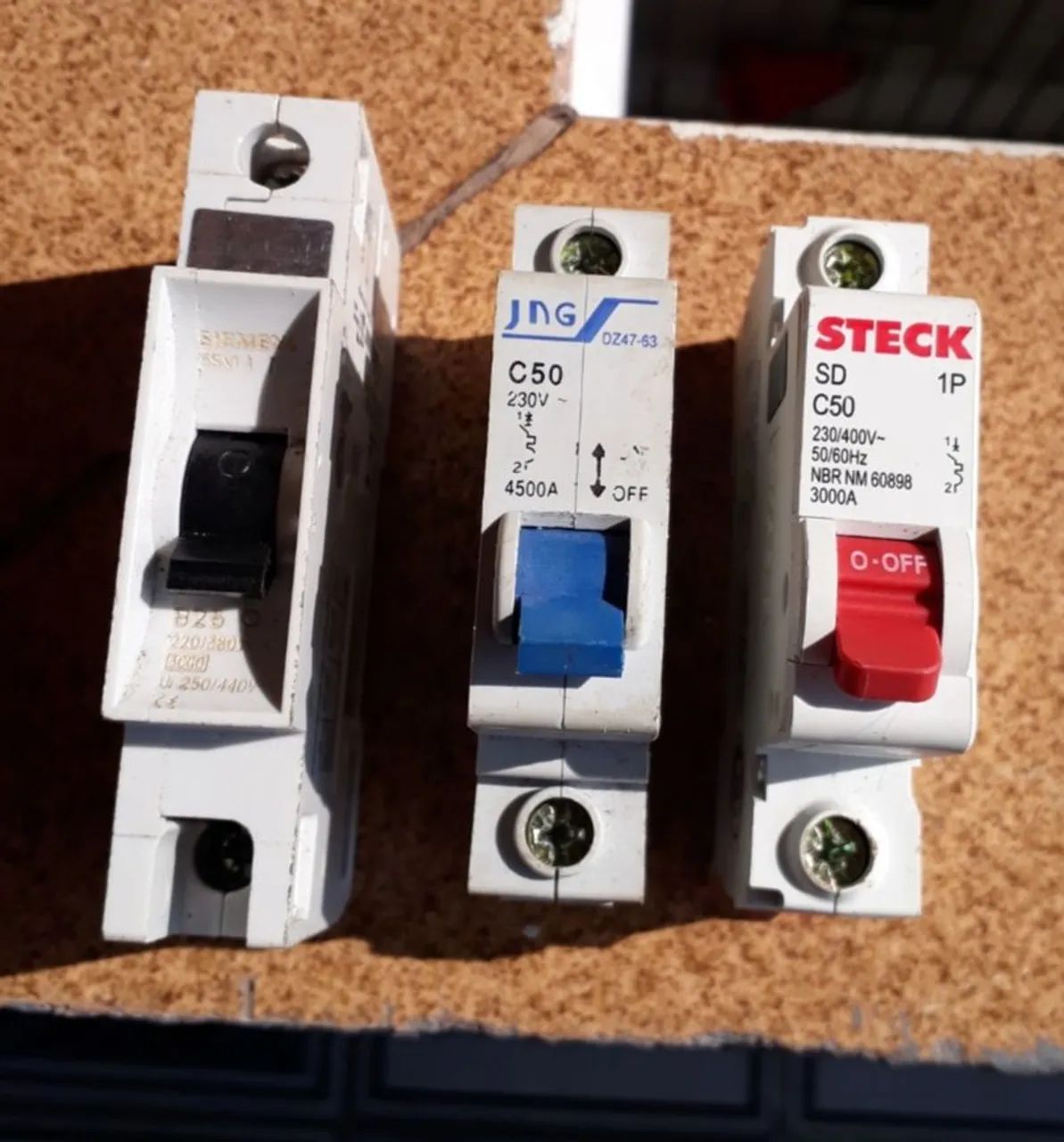 3 Disjuntores Elétricos FAVOR LER A DESCRIÇÃO! - Foto 2