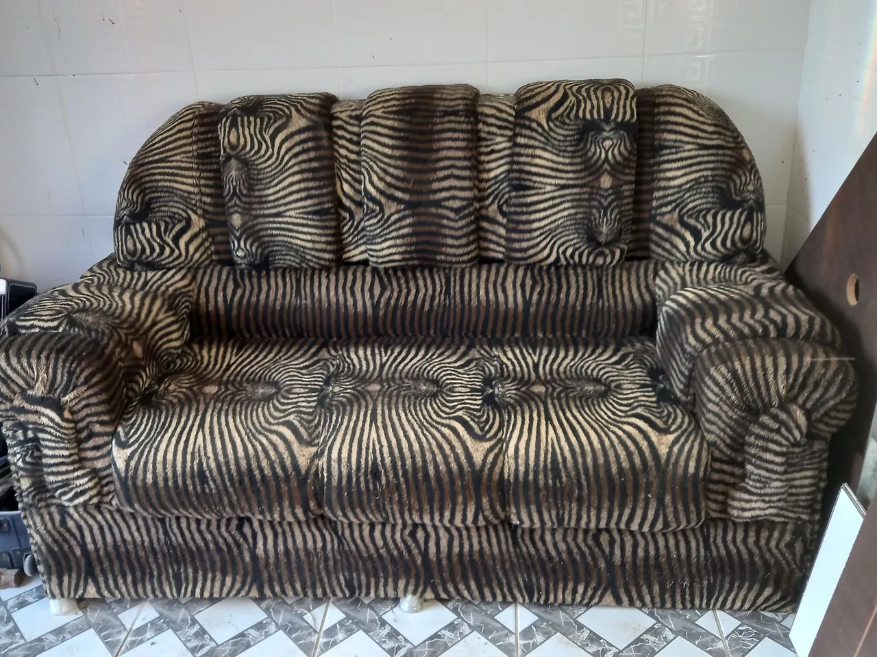 Sofá 3 lugares com estampa de zebra