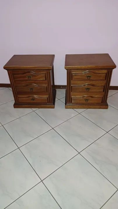 Par de Criados-Mudos em Madeira Maciça