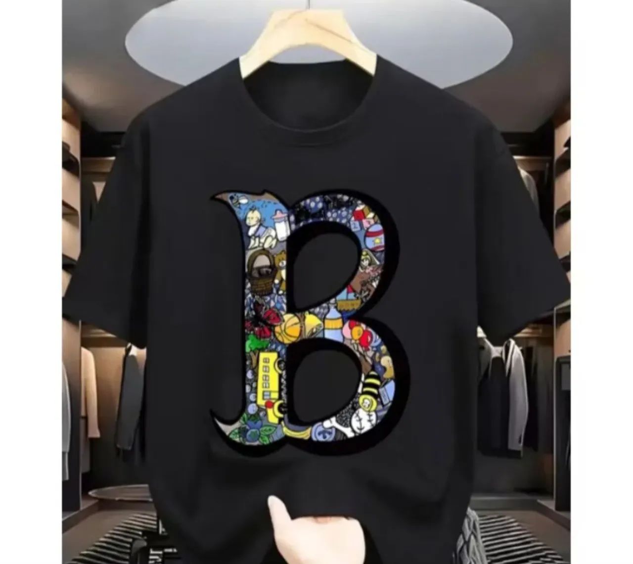 Camiseta preta com estampa B estilizada