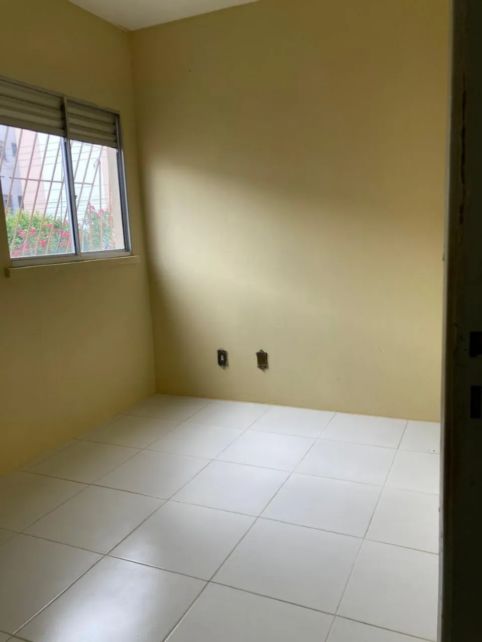 Alugo apartamento todo reformado, com portaria e ótima localização.