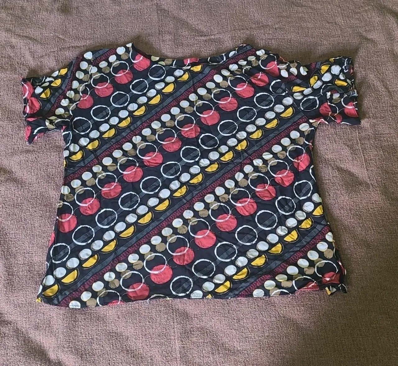 Camiseta de algodão com estampa colorida