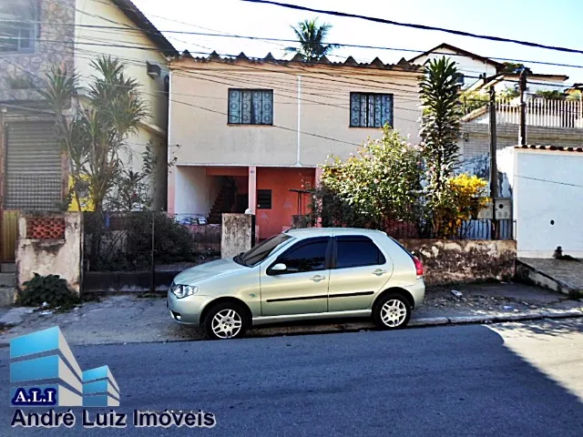 Casa com quintal e garagem no Centro de Itaguaí - RJ ( André Luiz Imóveis )