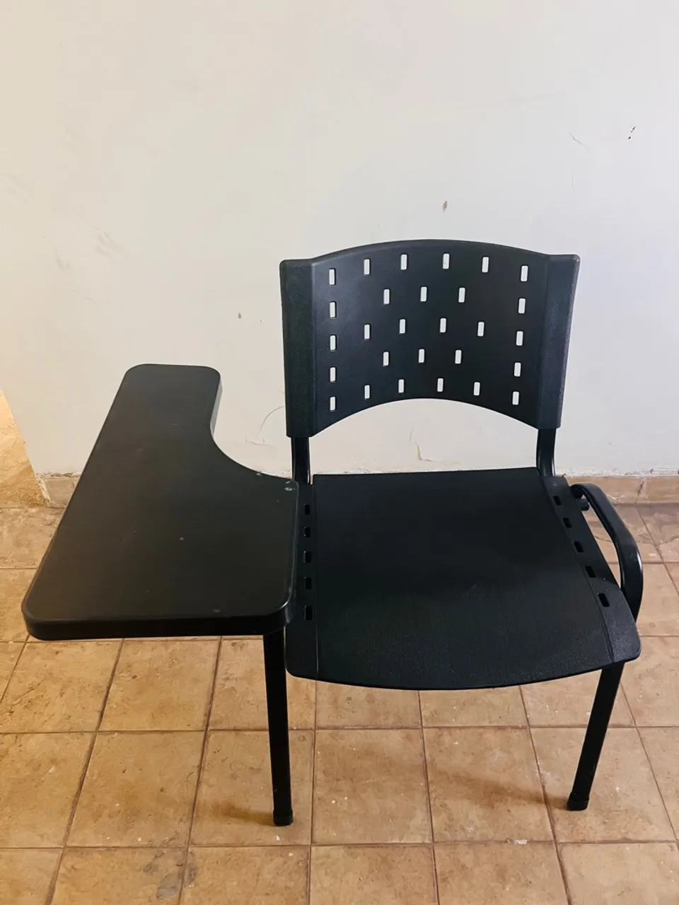 Cadeira universitária preta com prancheta