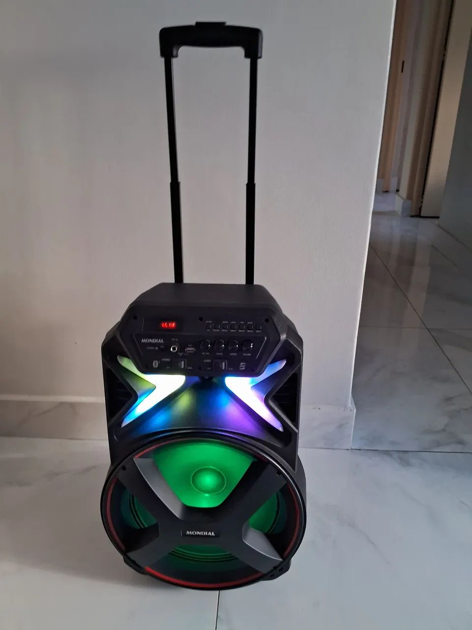 Caixa de Som Portátil Mondial com Bluetooth e LED