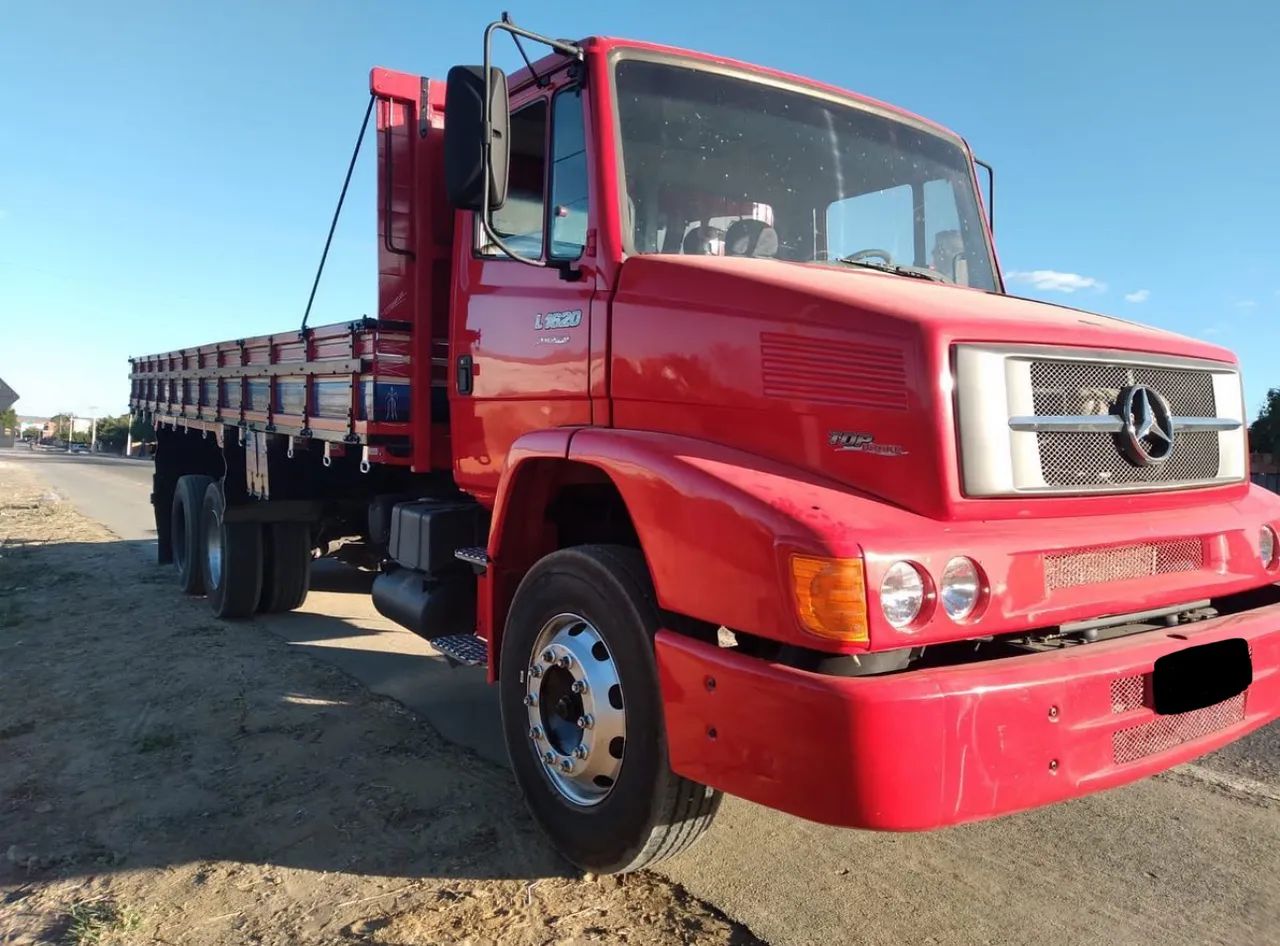 Mercedes Benz 1620 na carroceria 