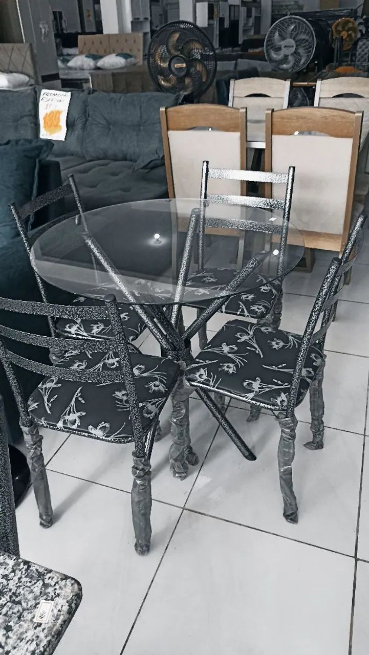 Mesa de Jantar em Metal com Tampo de Vidro