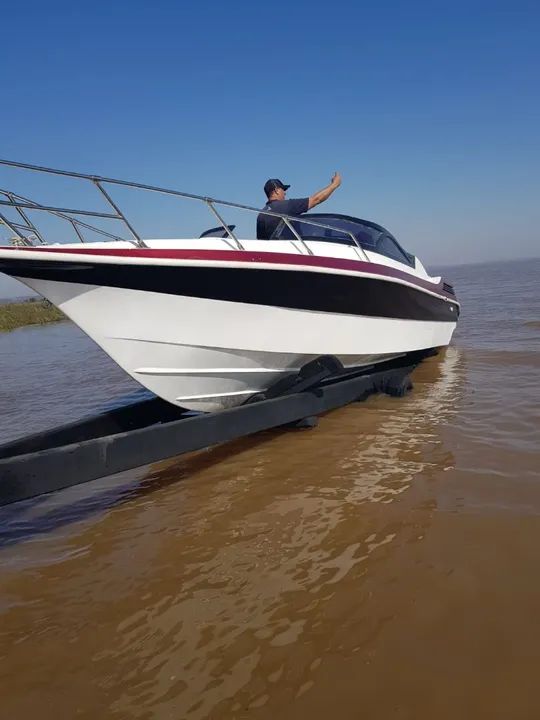 Lancha 23 pes casco motor sem volante