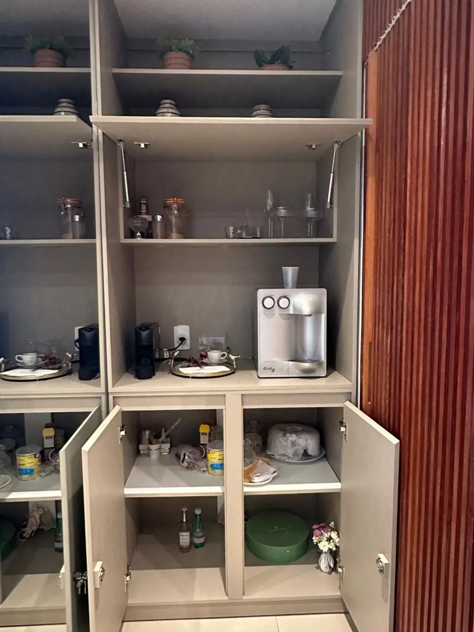 Armário de cozinha moderno com design clean - Foto 2