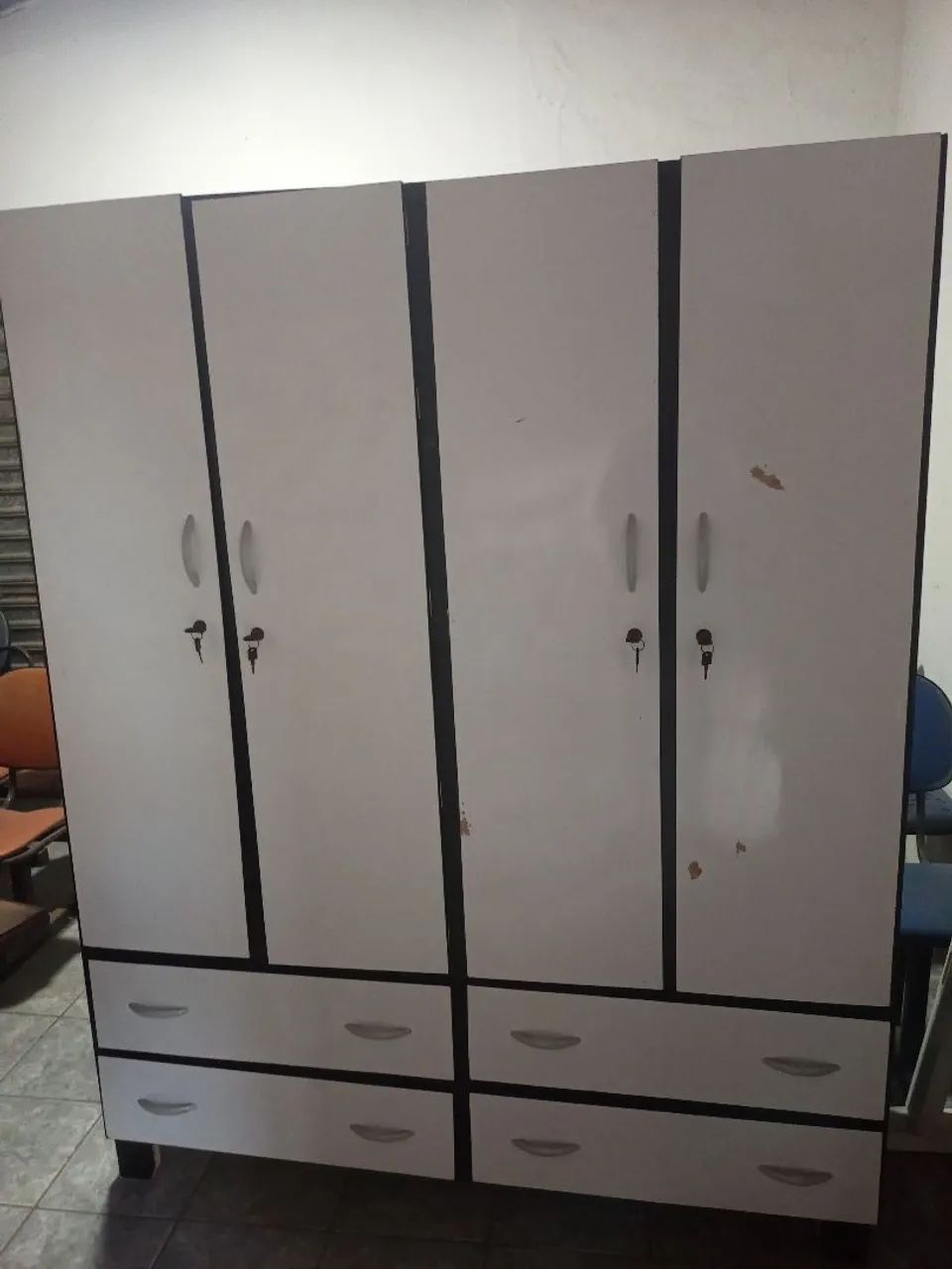 Guarda roupa de madeira.