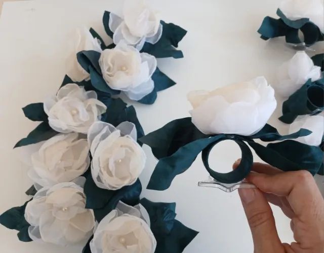 15 porta-guardanapos artesanais de Flor Branca Anel Rosa Argola Pano Tecido Lenço de Mesa - Foto 4