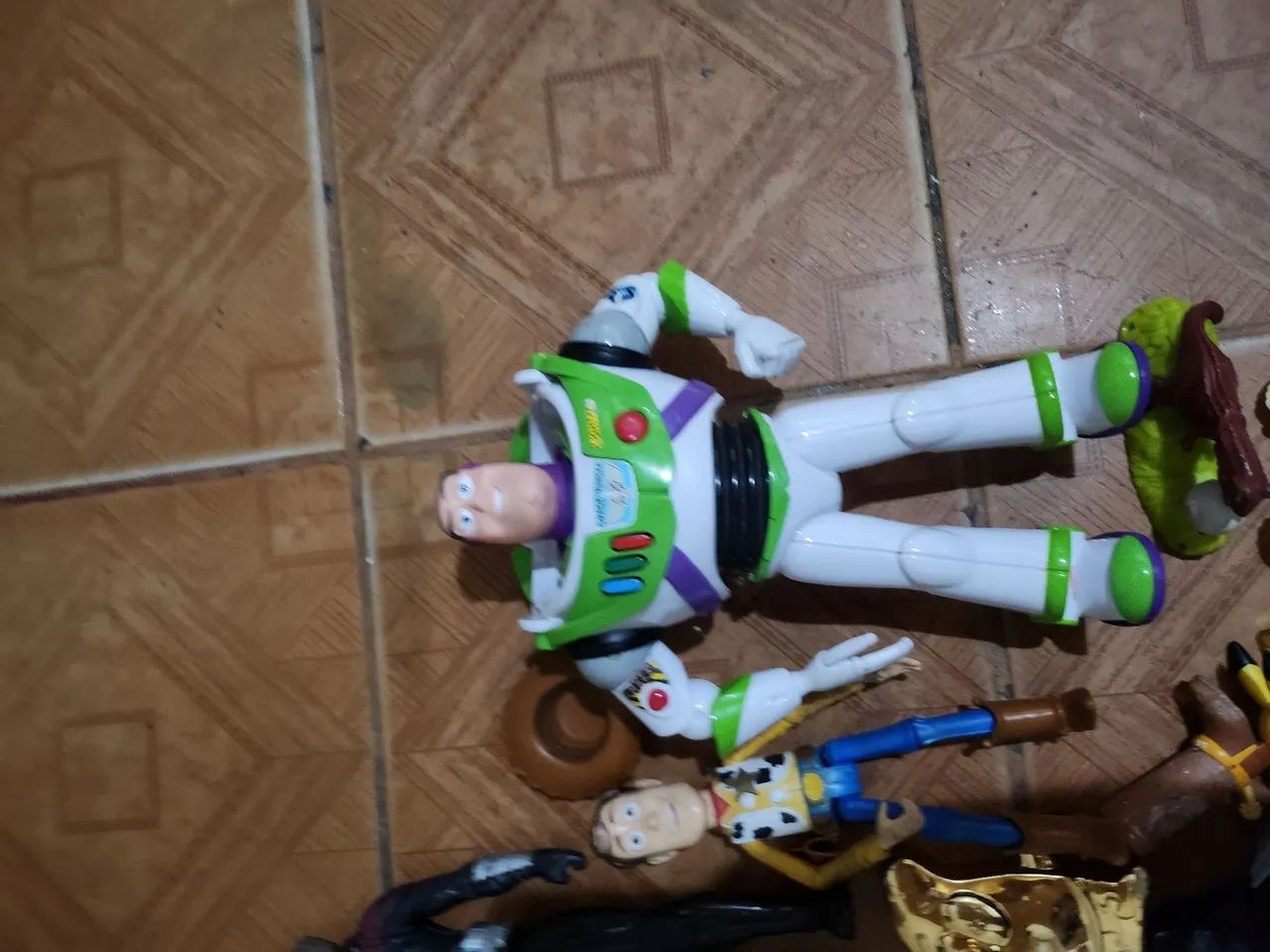 Vendo brinquedos por 150 pois tenho buzz lightyer raro e woody tambem a maioria novo - Foto 5