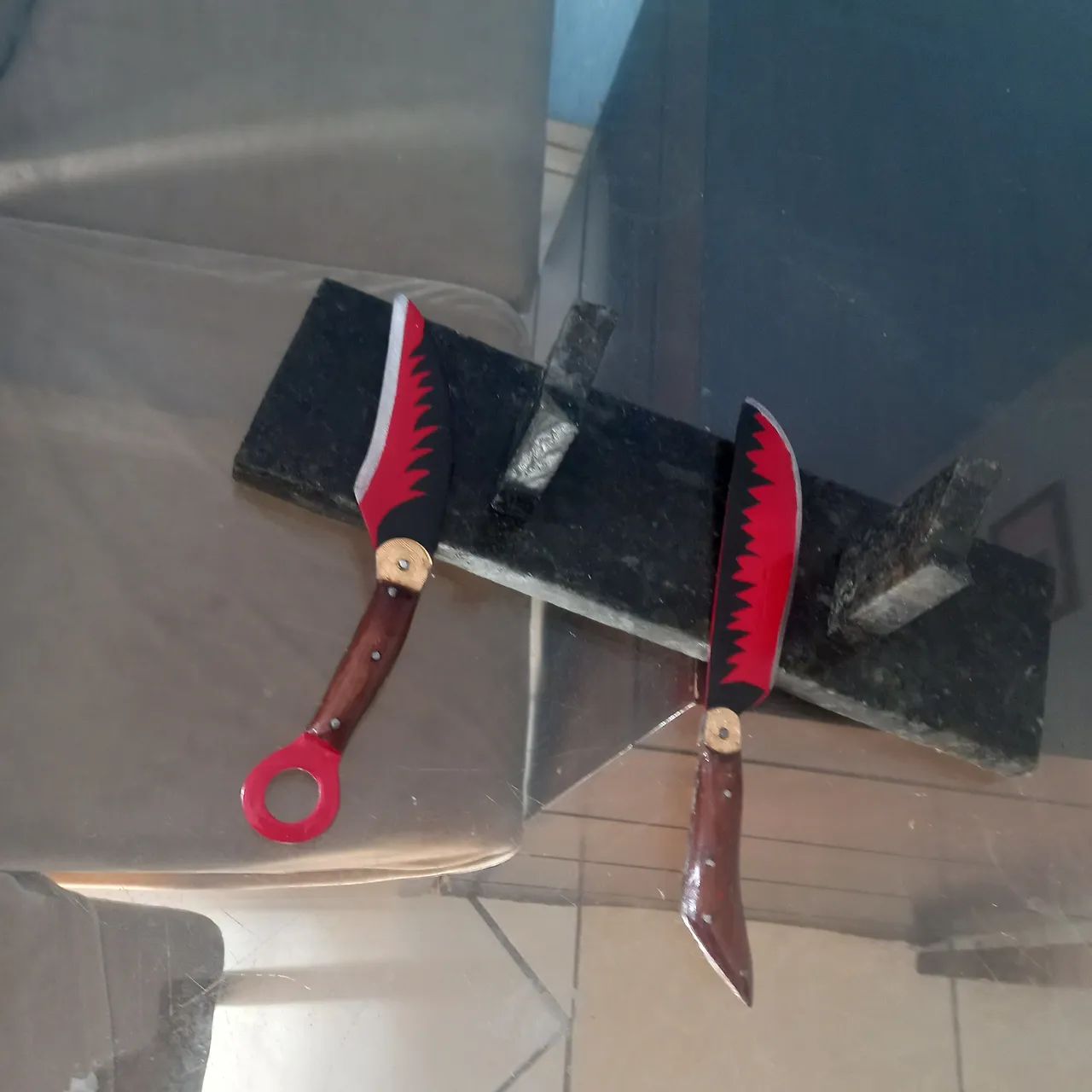 Duas lindas facas artezanais com suporte pra mesa
