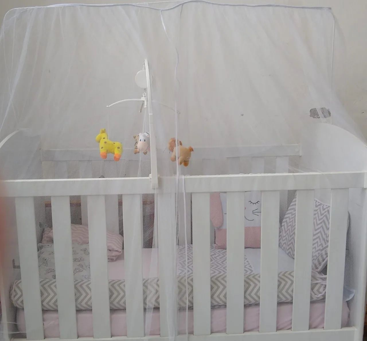 Berço americano com móbile 