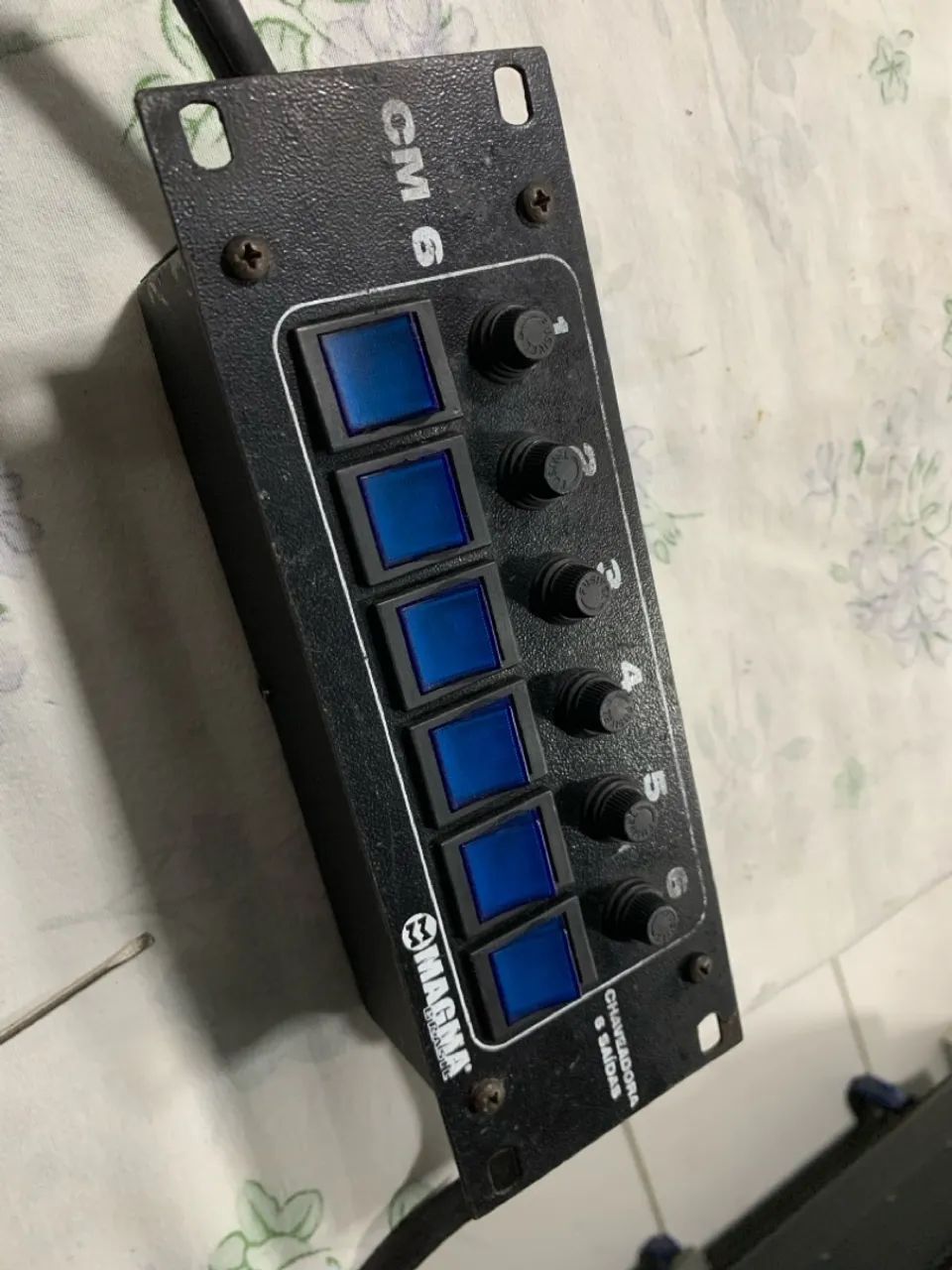 Vendo Extensão com Painel de Interruptores.