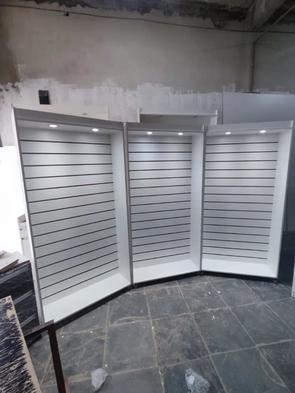 Estantes canaletado com rodinhas - MDF - Moveis fabricados sob medidas  - Foto 2