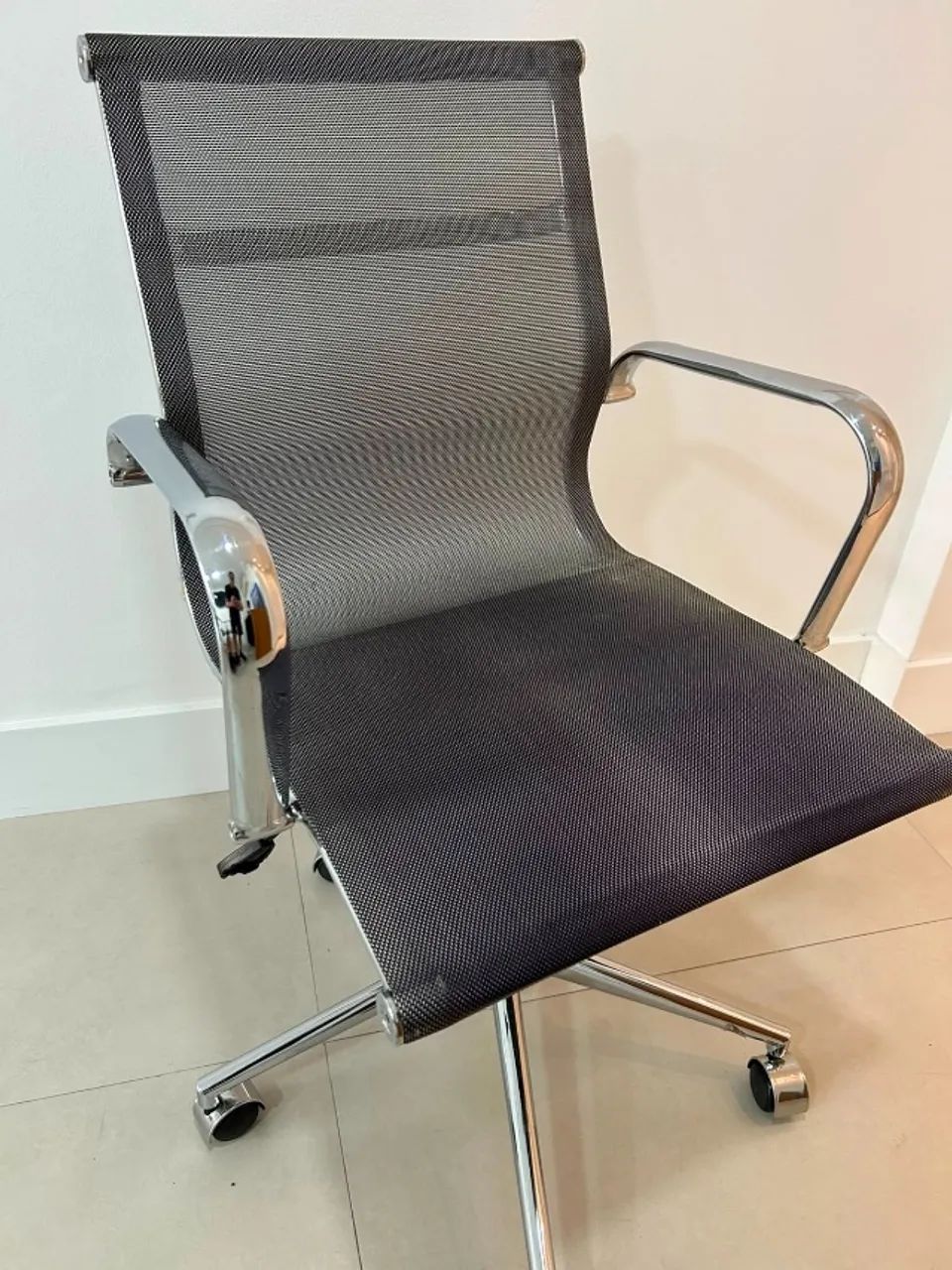 Conjunto com 4 cadeiras executivas Eames Star
