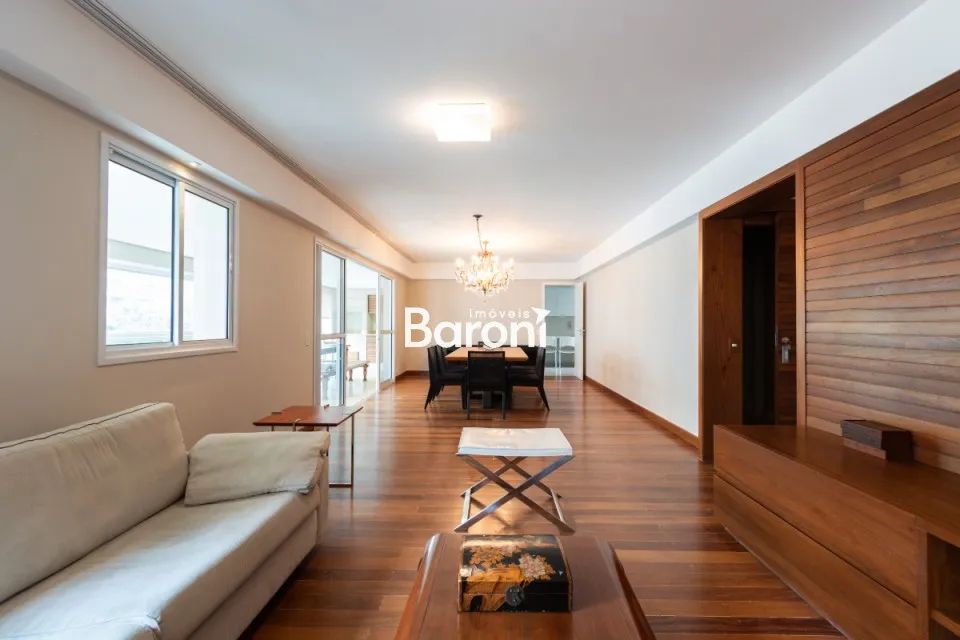 Em um dos condomínios mais cobiçados de Moema, este apartamento do Edifício Ornato, reúne 