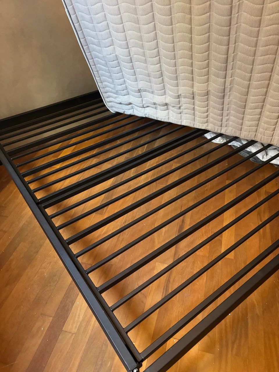 1 Cama casal Queen size de ferro c/colchão