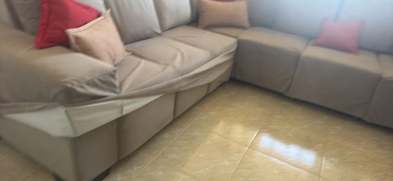 Sofá de madeira com tecido suede fendi