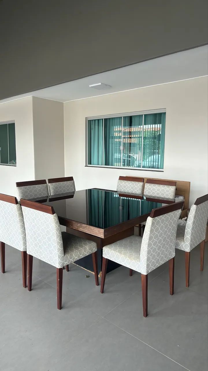 Mesa de 8 lugares com cadeiras 