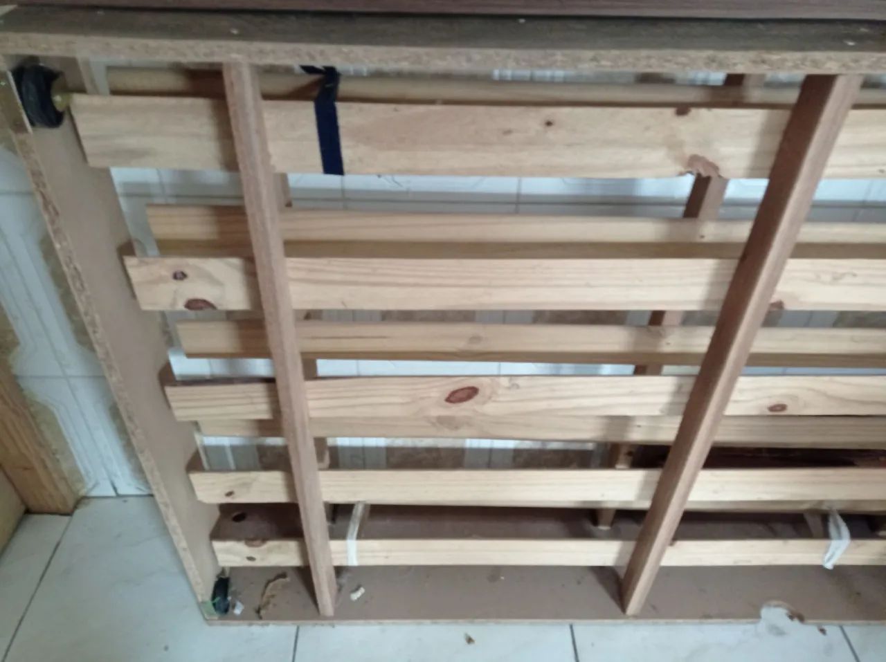 Vendo cama solteiro com cama auxiliar  - Foto 3