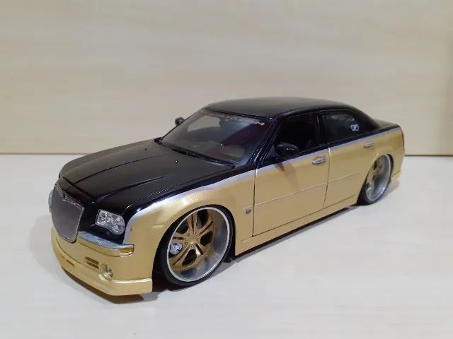Miniatura Chrysler 300c Hemi Playerz 1/18 Maisto - Hobbies e