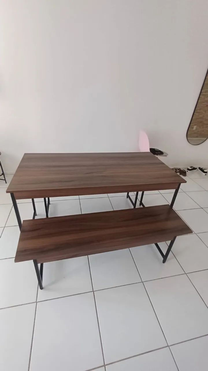 Mesa com bancos 